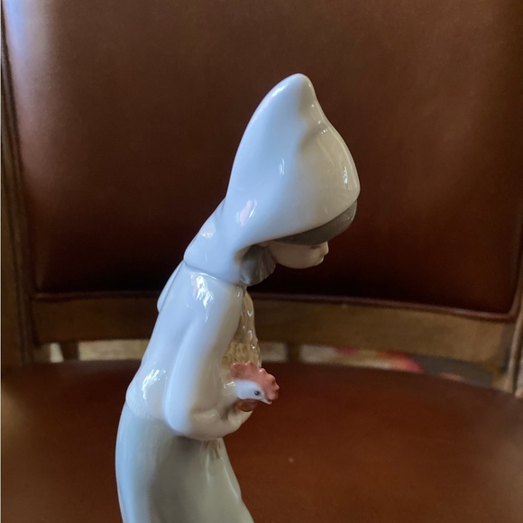 LLADRO FARM GIRL/ CHICKEN - Picture 5 of 7